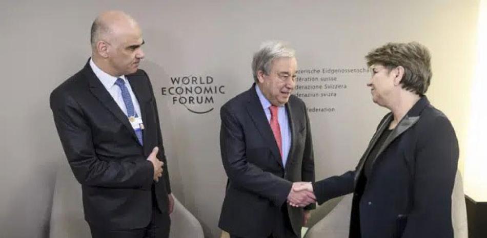 El presidente de Suiza, Alain Berset (izquierda), posa con el secretario general de Naciones Unidas, António Guterres (centro), y Viola Amherd, ministra de Defensa de Suiza, durante una cumbre bilateral en el marco de la 53ra edición del Foro Económico Mundial en Davos,. ap