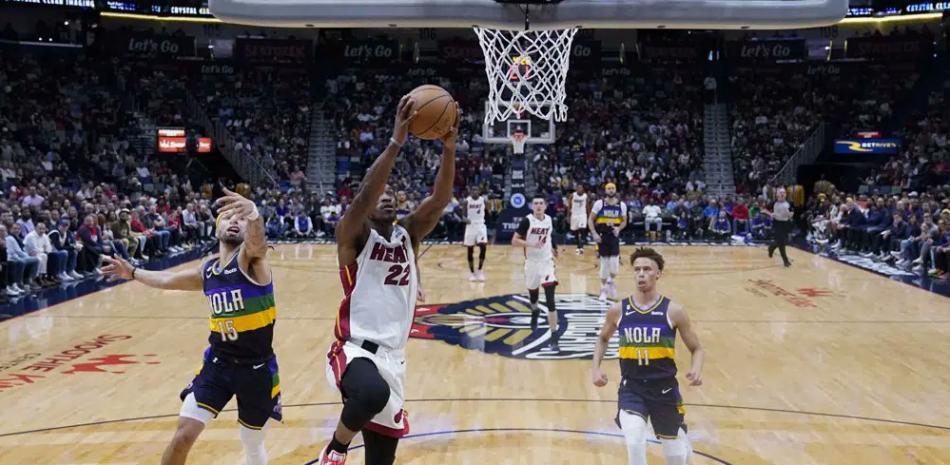 Jimmy Butler, de los Heat, se dirige al canasto para anotar dos de los 18 puntos que consiguió en el triunfo del miércoles por la noche ante New Orleans en la NBA.