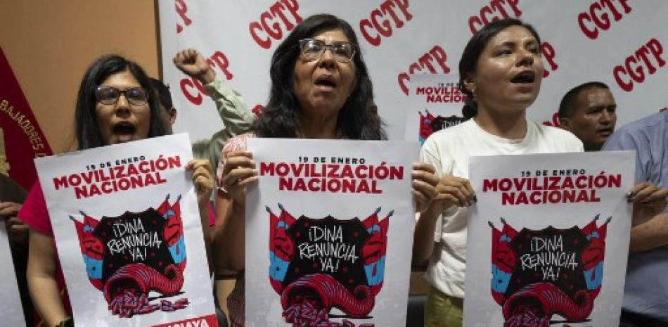 Representantes de activistas que llegan a Lima desde diferentes regiones del Perú para protestar contra el gobierno de la presidenta Dina Boluarte, sostienen carteles del llamado a la huelga general para mañana durante una conferencia de prensa en la sede de la Confederación General de Trabajadores del Perú (CGTP) en Lima, el 18 de enero de 2023.