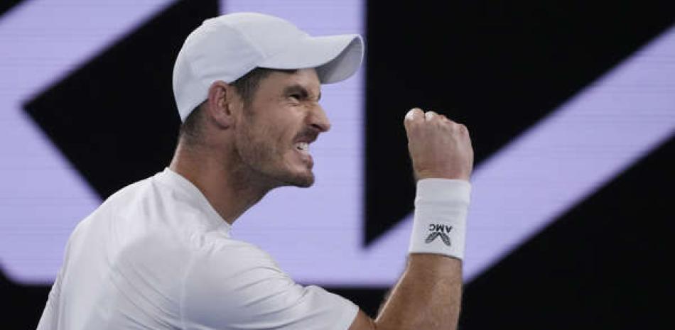 Andy Murray reacciona durante el partido contra Thanasi Kokkinakis por la segunda ronda del Abierto de Australia, el viernes 20 de enero de 2023, en Melbourne.
