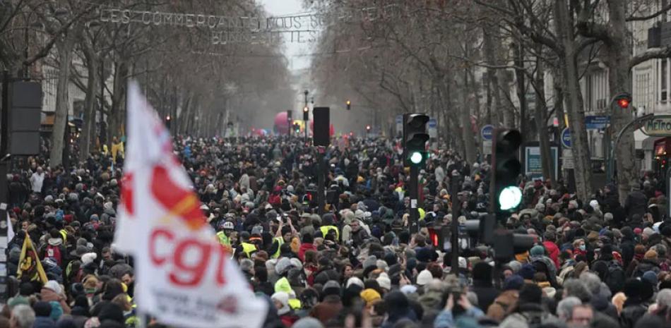 Miles de manifestantes participan en una marcha en protesta contra las reformas al sistema de pensiones propuestas por el presidente Emmanuel Macron,  ayer en París. ap