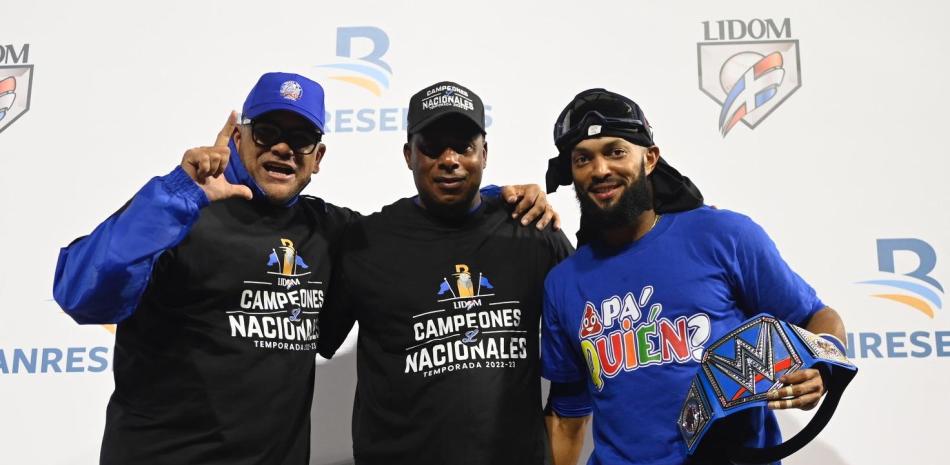 <p>Audo Vicente, José Offerman y Emilio Bonifacio aparecen en medio de la celebración de los Tigres del Licey tras su conquista del campeonato.</p>