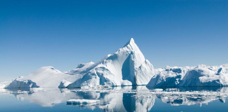 Durante esta década, la temperatura fue "en promedio 1.5 ºC más cálida que en el siglo XX", reveló el estudio. Un iceberg en el Ártico. ISTOCK