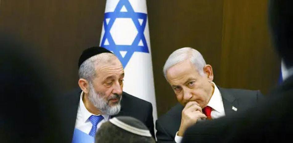 Benjamin Netanyahu, derecha, habla con el ministro del Interior y de Salud, Aryeh Deri, en una reunión del gabinete en la oficina del primer ministro.  afp