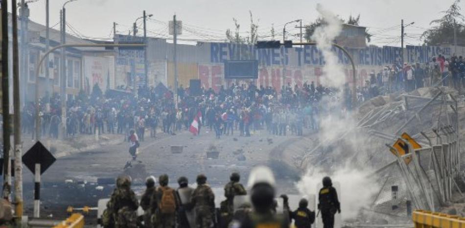 Bloqueo en carretera producto de manifestaciones en Perú. AFP