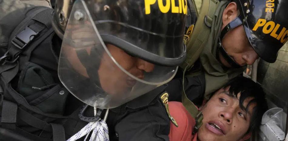 Un opositor que forma parte de los que viajaron a Lima para protestar contra la presidente Dina Boluarte, es detenido por la policía ayer. AP