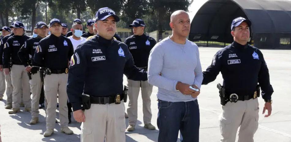 Agentes escoltan a Álvaro Córdoba para su extradición a Estados Unidos, en Bogotá, Colombia, ayer. ap