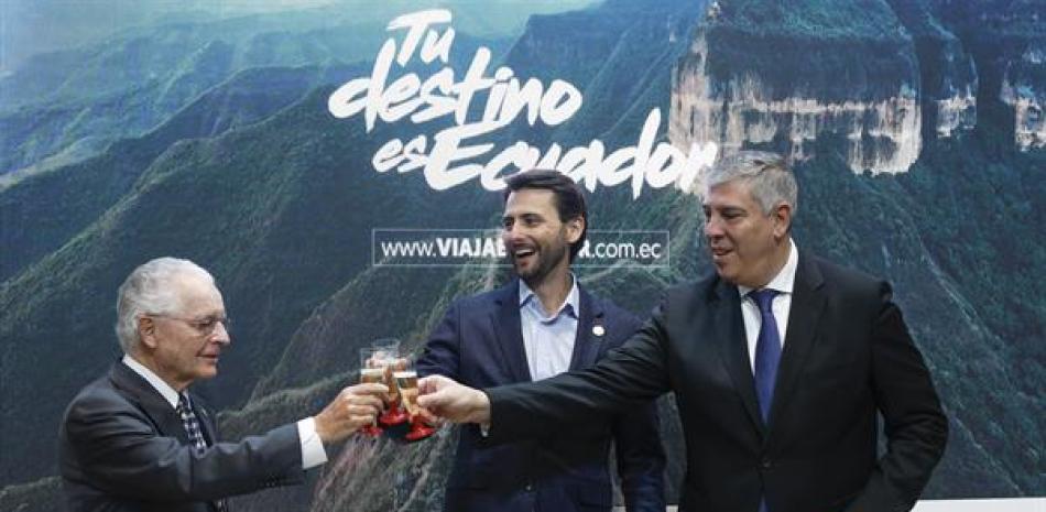 El ministro de Turismo de Ecuador, Niels Olsen (c), brinda con el embajador de su país en España, Andrés Vallejo Arcos (i), y con el presidente de IFEMA, Juan Vicente de los Mozos (d), durante el acto de anuncio de Ecuador como país socio de FITUR 2024. EFE