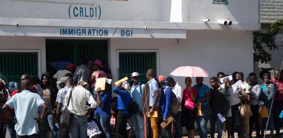 Los haitianos buscan pasaportes para salir del país.