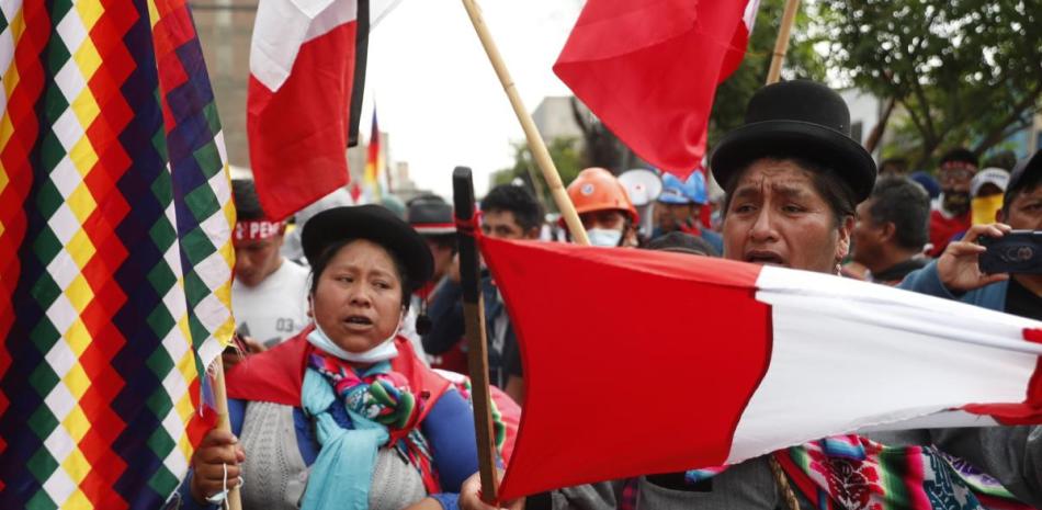 Manifestantes participan en una marcha bloqueada por policías y que se dirigía al Congreso al margen de la llamada "toma de Lima", en Lima (Perú). EFE