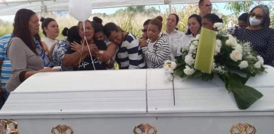 Escenas de dolor durante el sepelio de la joven Yasiris Joaquín ayer en La Vega.