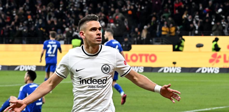 El colombina Santos Borré anotó uno de los goles en el triunfo del Eintracht de Fráncfort s3-0 sobre el Schalke.