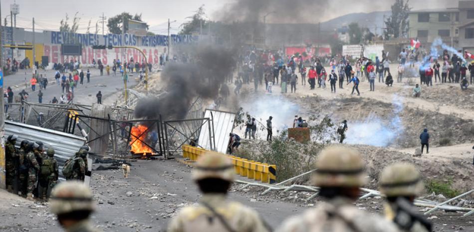 Soldados se enfrentan con manifestantes antigubernamentales afuera del aeropuerto Alfredo Rodríguez Ballón ayer, en Arequipa, Perú.  ap/