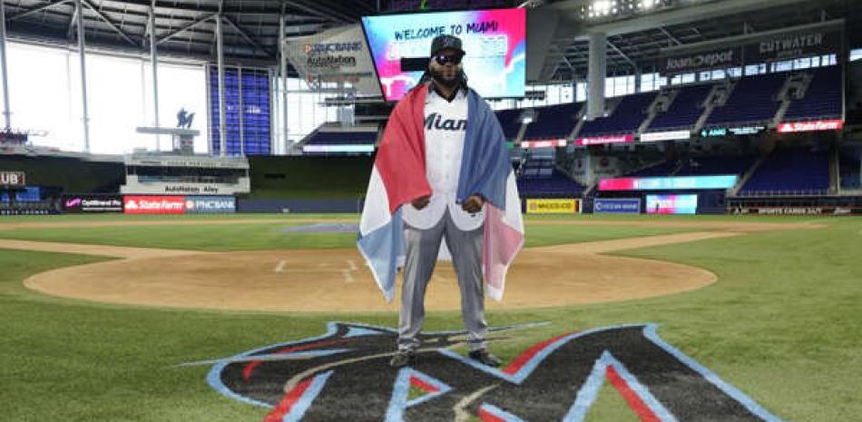 Johnny Cueto montó su espectáculo en la presentación como nuevo miembro de los Marlins.