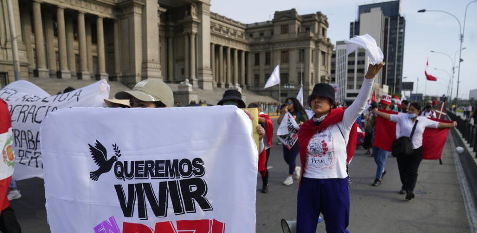 Manifestantes participan en una marcha por la paz en Lima, Perú, el sábado 21 de enero de 2023. Los disturbios se han apoderado de gran parte del país desde que el expresidente Pedro Castillo fue acusado y encarcelado después de que intentó disolver el Congreso el 7 de diciembre de 2022. AP