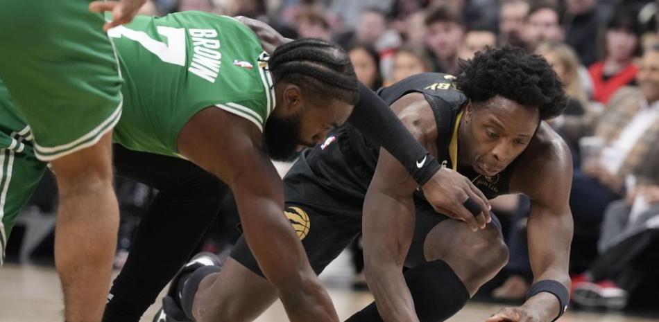 Jaylen Brown, de los Celtics,y O. G. Anunoby, de los Raptors, luchan por controlar el balón en acción del partido de la NBA este sábado.