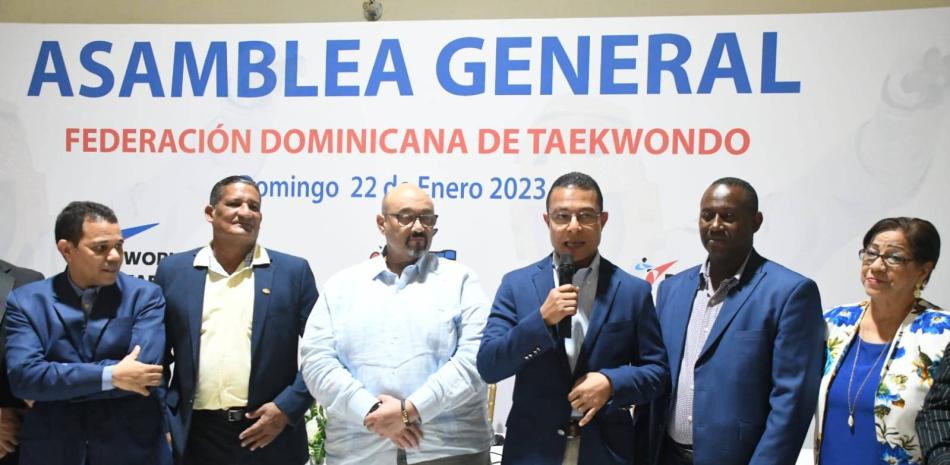 El nuevo presidente de la Federación Dominicana de Taekwondo, Miguel Camacho, se dirige ante la asamblea realizada este domingo.