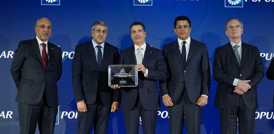 El secretario general de la Organización Mundial del Turismo (OMT), Zurab Pololikashvili, entregó al Banco Popular un reconocimiento. Cortesía de los organizadores