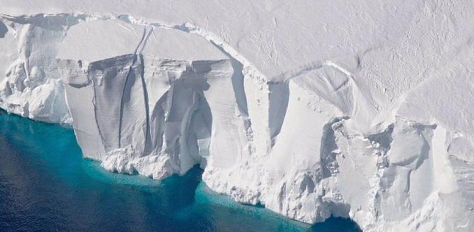 El frente de 60 metros de altura de la plataforma de hielo Getz en la Antártida está marcado con grietas donde es probable que los icebergs se rompan o partan, en esta foto de 2016.

Foto: NASA/GSFC/OIB