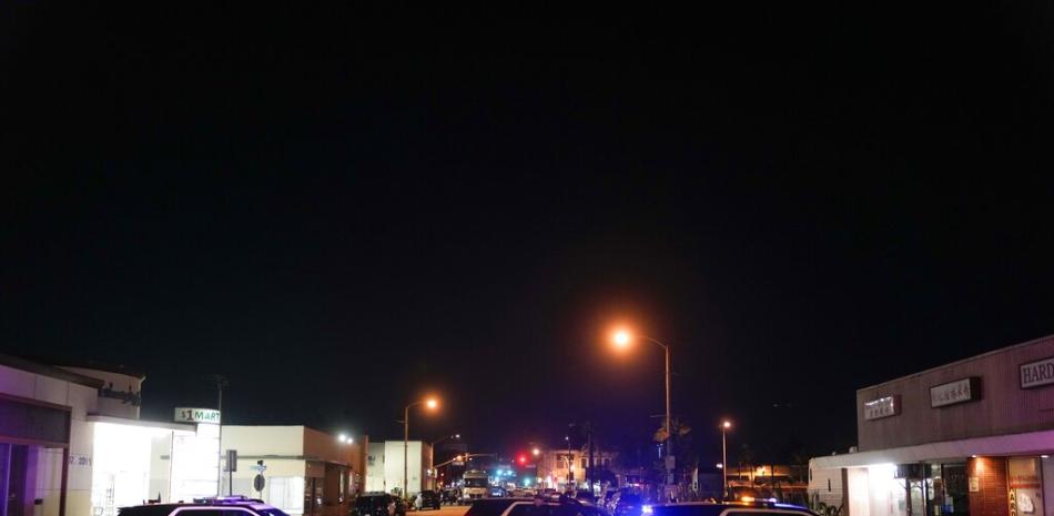 Vehículos policiales bloquean la calle cerca de una escena donde ocurrió un tiroteo en Monterey Park, California, el domingo 22 de enero de 2023. AP.