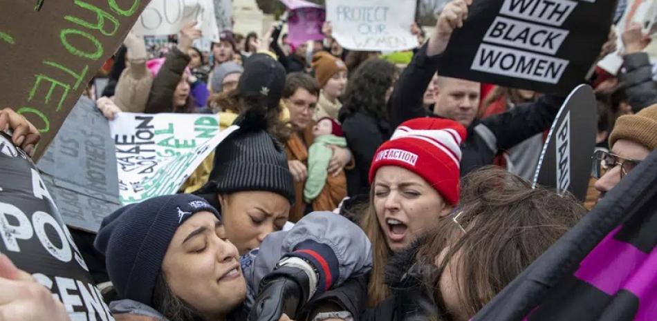 Una manifestante en favor del aborto y otra que se opone a él se enfrenta ante la Corte Suprema durante la Marcha de las Mujeres, enfocada en gran medida en el derecho a la interrupción del embarazo, el domingo 22 de enero de 2023, en Washington. AP