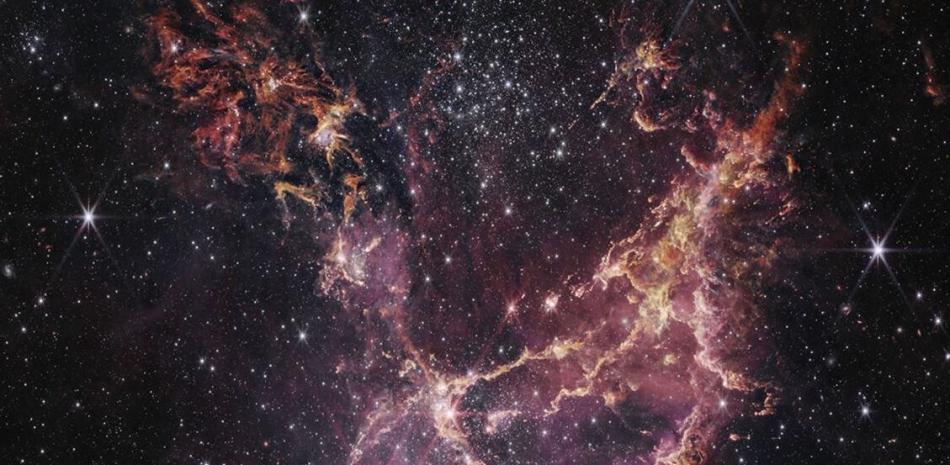 Un equipo internacional, entre los que se encuentra la Dra. Danna Qasim, investigadora del Southwest Research Institute, utilizó el telescopio espacial James Webb para lograr la visión más oscura y profunda de los hielos en las nubes interestelares.

Foto: NASA/ESA/CSA/M. ZAMANI (ESA/WEBB)/M. K. MCCLURE