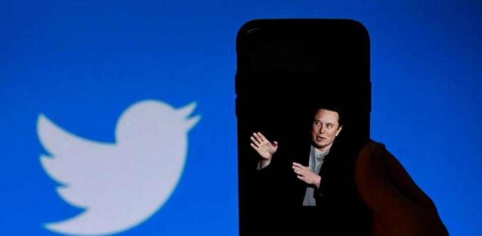 (ARCHIVOS) En esta foto de archivo tomada el 4 de octubre de 2022, una foto ilustrativa muestra la pantalla de un teléfono que muestra una foto de Elon Musk con el logotipo de Twitter en el fondo, en Washington, DC.
Foto: OLIVIER DOULIERY / AFP