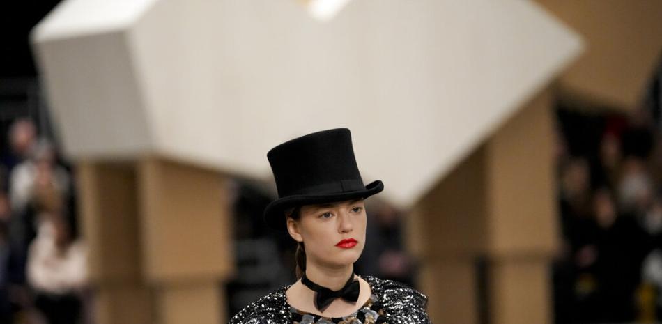 Una modelo luce una creación como parte de la colección Chanel Haute Couture Primavera-Verano 2023 presentada en París, el martes 24 de enero de 2023. (Foto AP/Christophe Ena).