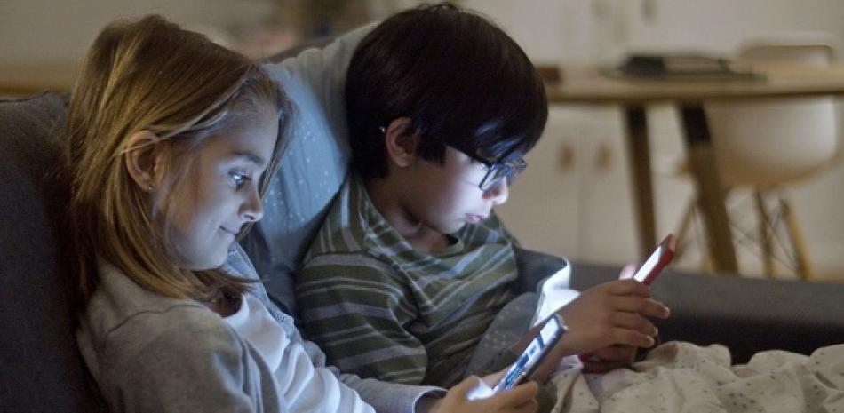Niños con dispositivos digitales. Imagen ilustrativa. Foto: Pexels
