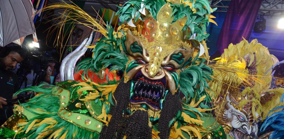 Durante todos los fines de semana de febrero, el atractivo evento cultural y artístico reunirá en La Vega a más de 140 grupos de carnaval en más de 96 cuevas, con 30 variados personajes y al final de cada salida de los diablos cojuelos, conciertos con los más pegados artistas de variados géneros.