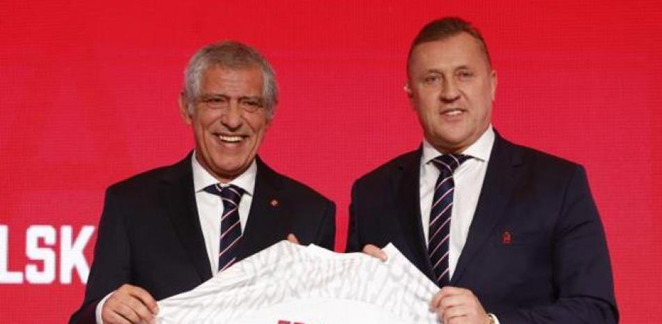 El presidente de la federación polaca de fútbol, Cezary Kulesza (derecha) presenta a Fernando Santos (izquierda) como nuevo técnico de la selección nacional en Varsovia.