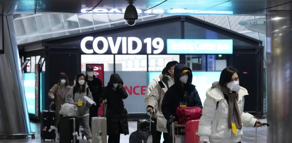 Los pasajeros que llegan de China pasan por un centro de pruebas de COVID-19 en el Aeropuerto Internacional de Incheon en Incheon, Corea del Sur, el 14 de enero de 2023. AP.