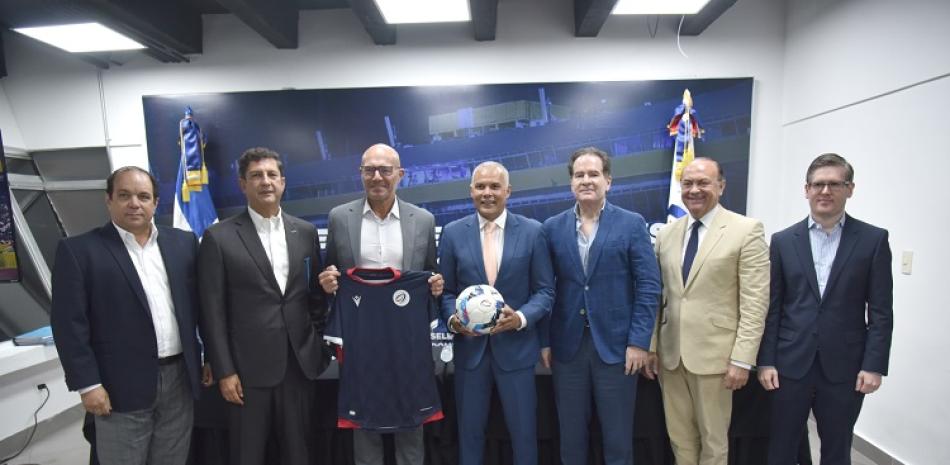 Marcelo Neveleff al ser presentado como el nuevo director técnico de la selección absoluta de fútbol.