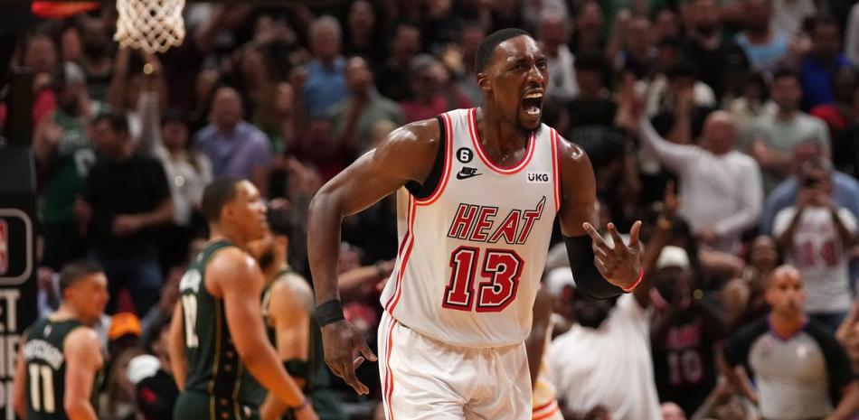 Bam Adebayo anotó 30 puntos para conducir a los Heat al triunfo sobre los Celtics.