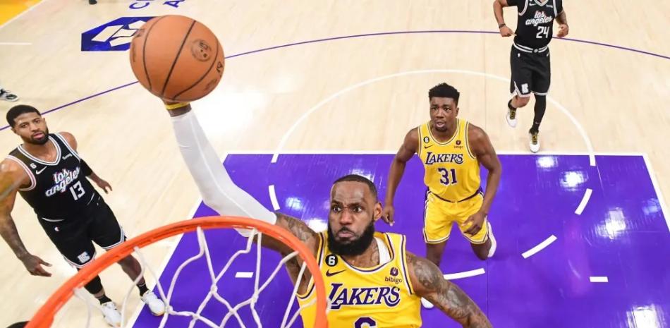 LeBron James, de los Lakers, se eleva en busca de un donqueo en el partido del martes por la noche frente a los Clippers en el baloncesto de la NBA.