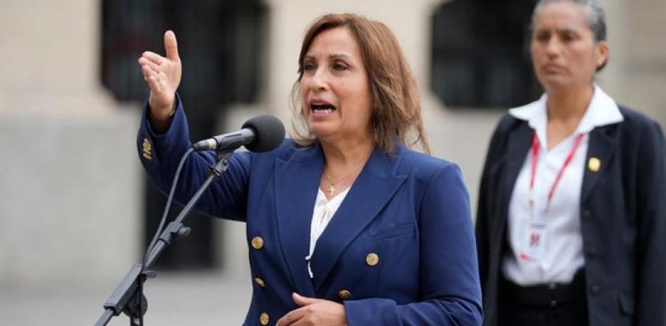 La presidenta de Perú, Dina Boluarte, pidió ayer una tregua en las protestas, que ya llevan 6 semanas. AP.