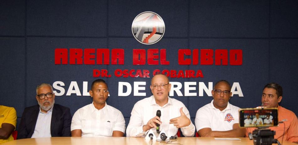 Un momento de la conferencia de prensa en la cual fue anunciado el torneo de baloncesto superior de Santiago.