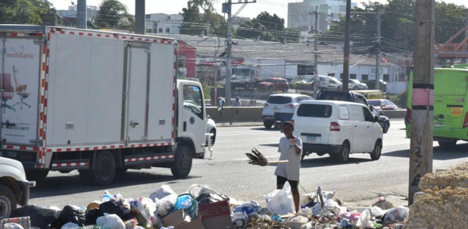Una vista de acumulación de basura sobre acera de una vía en un sector del Gran Santo Domingo. /Jorge Martínez