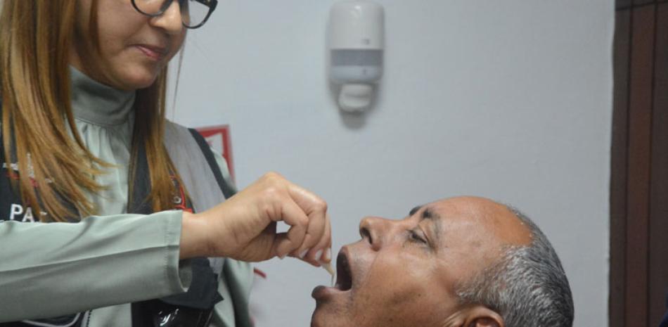 El personal de salud empieza a recibir la vacuna contra el cólera. Leonel Matos /Listín Diario