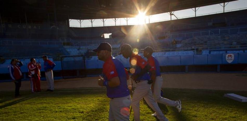 Peloteros de la selección de Cuba inician entrenamientos en el estadio Latinoamericano rumbo al Clásico Mundial de Béisbol, el lunes 16 de enero de 2023. (AP Foto/Ismael Francisco).