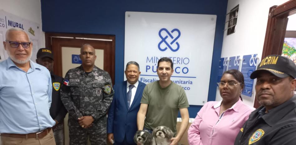 Ricardo Gadala, dueño de los perros, con las autoridades del Dicrim y el Ministerio Público