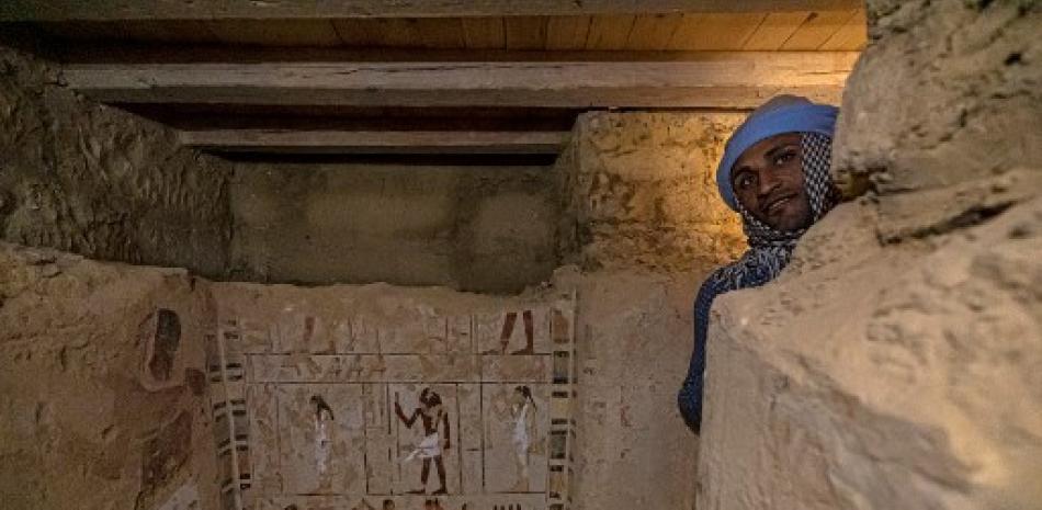 Los arqueólogos también encontraron un sarcófago de piedra caliza con un estado de conservación "exacto" al de "hacía 4.300 años", Fotos: AFP