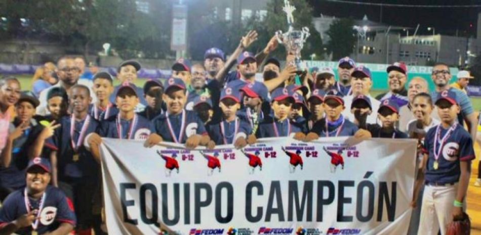 Niños integrantes del equipo campeón de Cotui que logró la corona en el torneo de béisbol U 12 en que se disputó la Copa Robinson Canó.