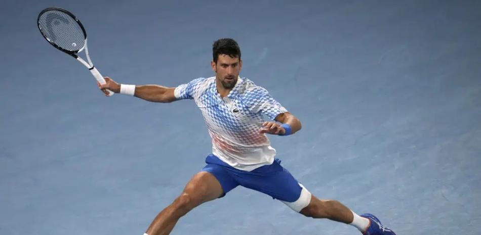 Novak Djokovic, de Serbia, realiza una devolución de derecha a Andrey Rublev, de Rusia, durante su partido de cuartos de final en el campeonato de tenis del Abierto de Australia en Melbourne, Australia, el miércoles 25 de enero de 2023. (Foto AP/Ng Han Guan)