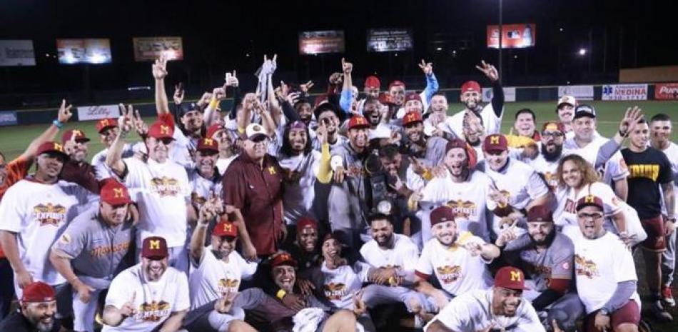 Integrantes del equipo de los Indios de Mayaguez que se coronaron campeones del torneo de béisbol de Puerto Rico.