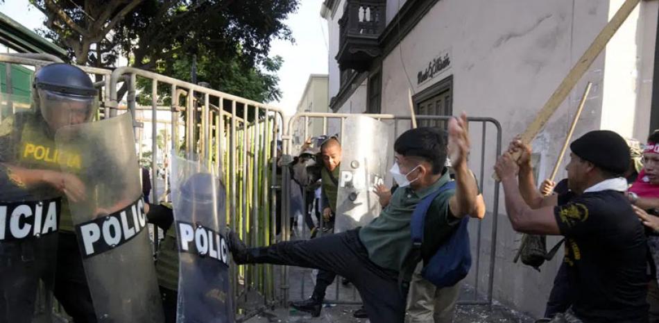 Las protestas buscan un adelanto electoral inmediato, la renuncia de Boluarte, la liberación del presidente destituido Pedro Castillo y justicia por los manifestantes muertos en enfrentamientos con la policía. AP
