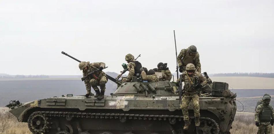 Militares ucranianos asisten a un entrenamiento de combate en la región de Zaporizhzhia, el martes pasado. AP
