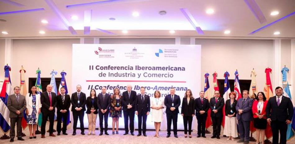 El ministro MICM, Víctor -Ito- Bisonó, posa junto a ministros y ministras durante la apertura de la II Conferencia Iberoamericana de titulares de Industria y Comercio.
