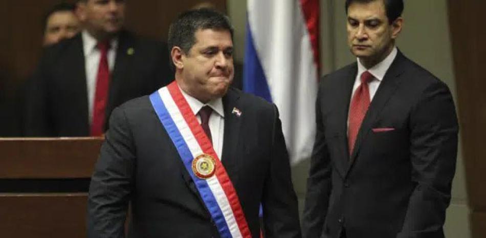 El presidente saliente paraguayo Horacio Cartes llega al Congreso para entregar la banda presidencial al mandatario entrante de la nación en agosto de 2018.