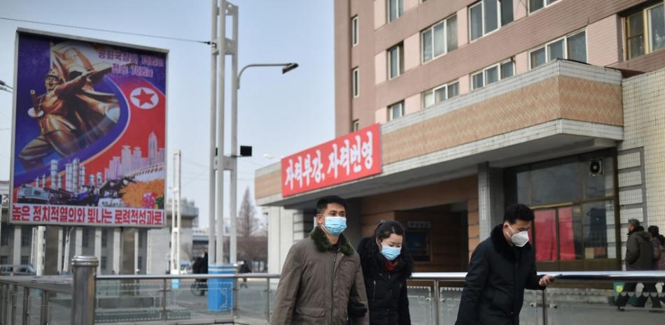 Varias personas caminan por una calle de Pyongyang el 22 de enero de 2023. Foto: Kim Won Jin/AFP.